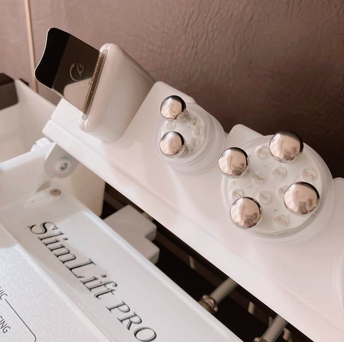 リフトアップフェイシャルで、スッキリ。